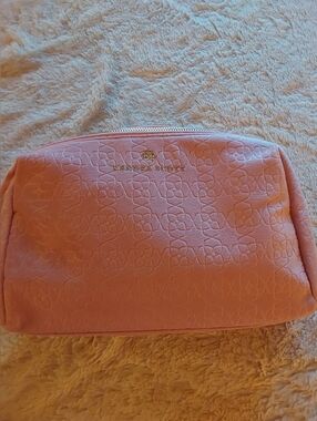 🌺 NWT Kendra Scott Embossed Pink Cosmetic Clutch with Gold Logo